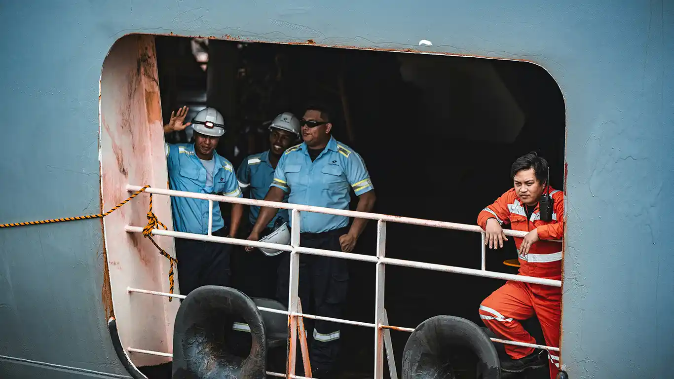 خدمات خدمه کشتی (Crew Services) چیست؟